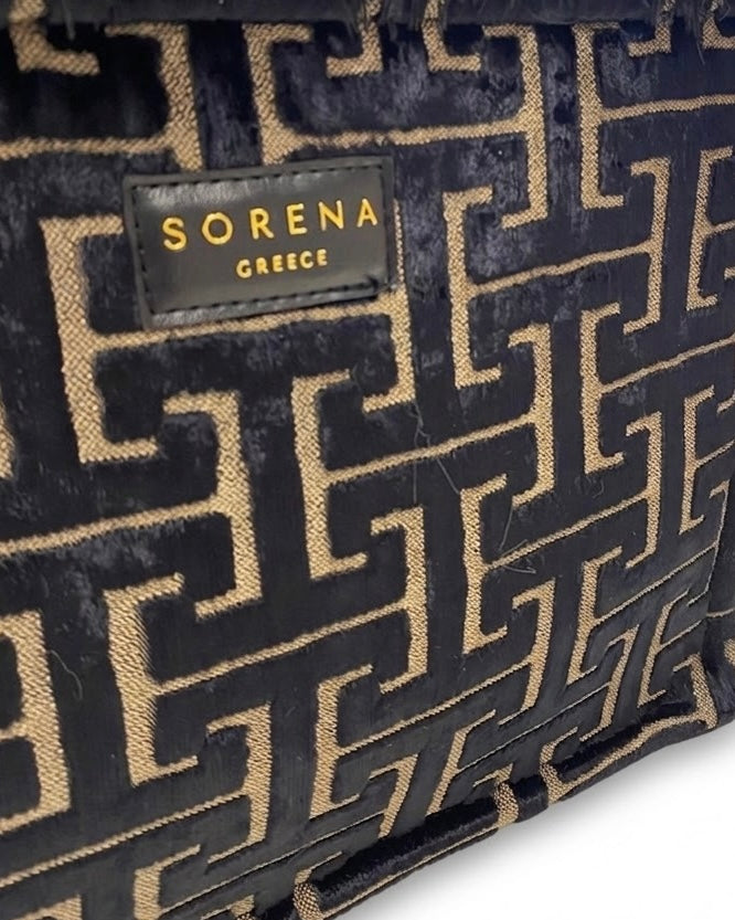 Borsa a mano Sorena prodotta in Grecia in tessuto jacquard vellutato con motivo geometrico greco nero e manici scuri - Buttò Calzature - logo.