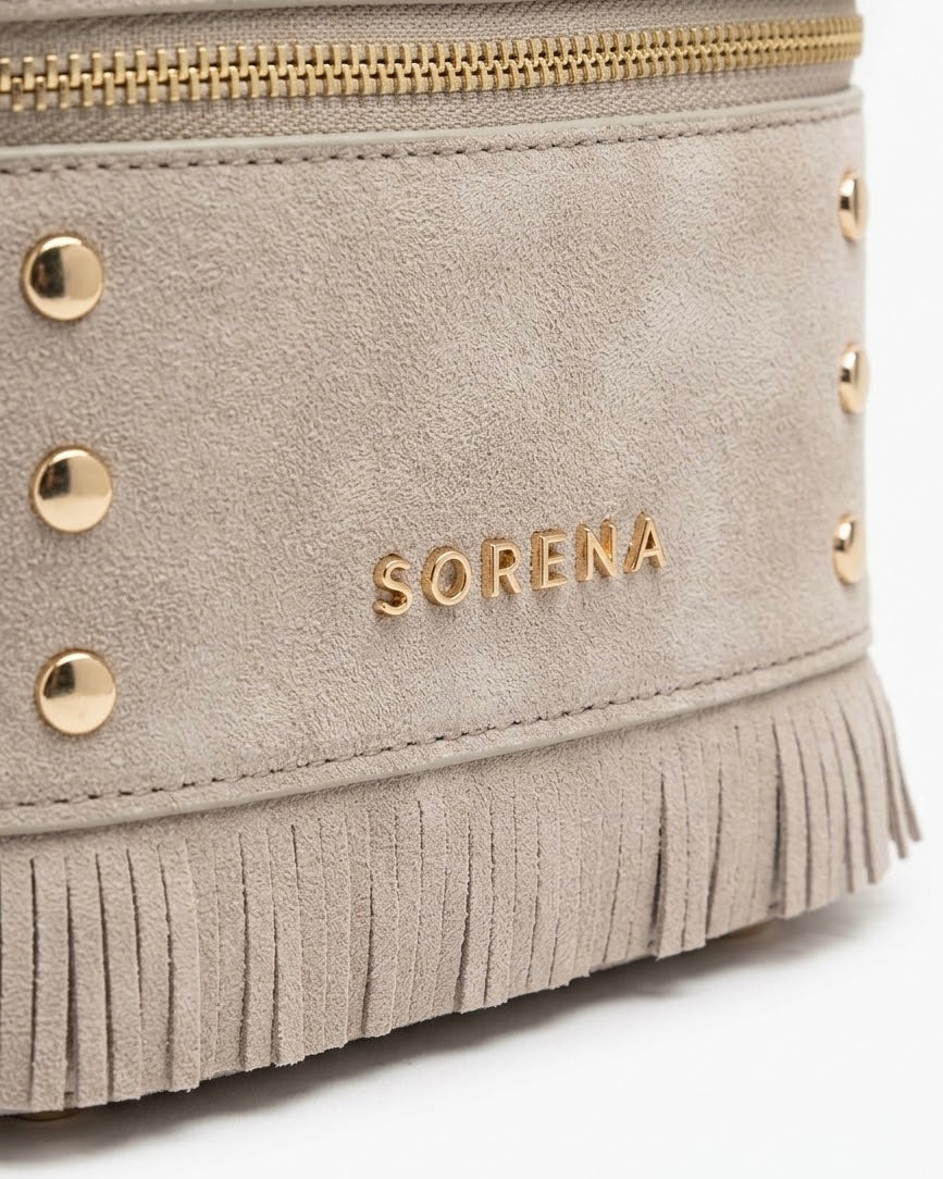 Borsa bauletto a mano e tracolla Sorena prodotta in Grecia in camoscio grigio con manico intrecciato, borchie e frange - Buttò Calzature - logo.