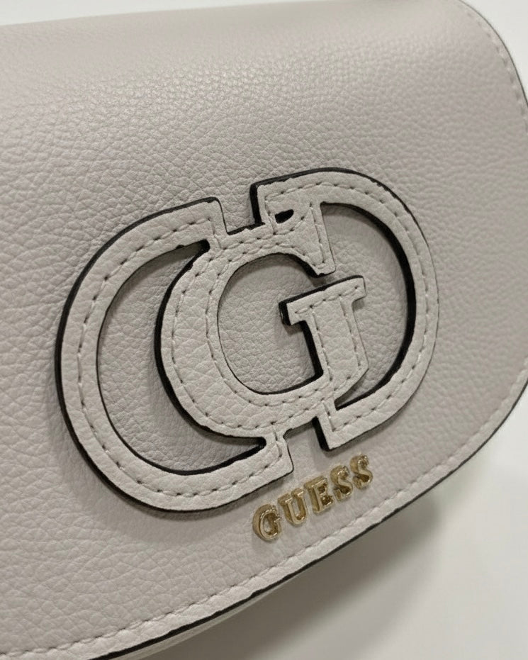 Borsa a tracolla compatta Guess color ghiaccio con logo frontale traforato e tracolla regolabile - dettaglio logo.