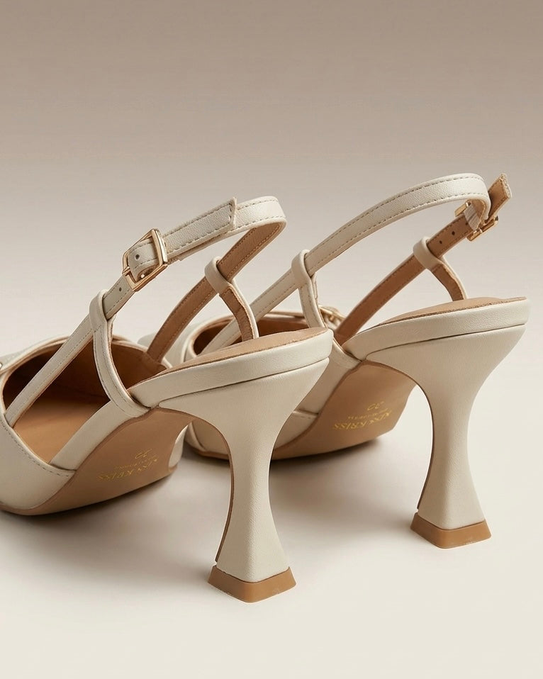 Scarpe décolleté modello slingback color crema (off-white) con punta affusolata, tacco medio sagomato e doppio cinturino sottile regolabile-retro.