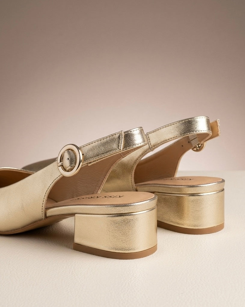 Scarpe eleganti modello slingback in finitura oro laminato, punta affusolata, tacco basso squadrato a blocco e cinturino regolabile con fibbia tonda-retro.