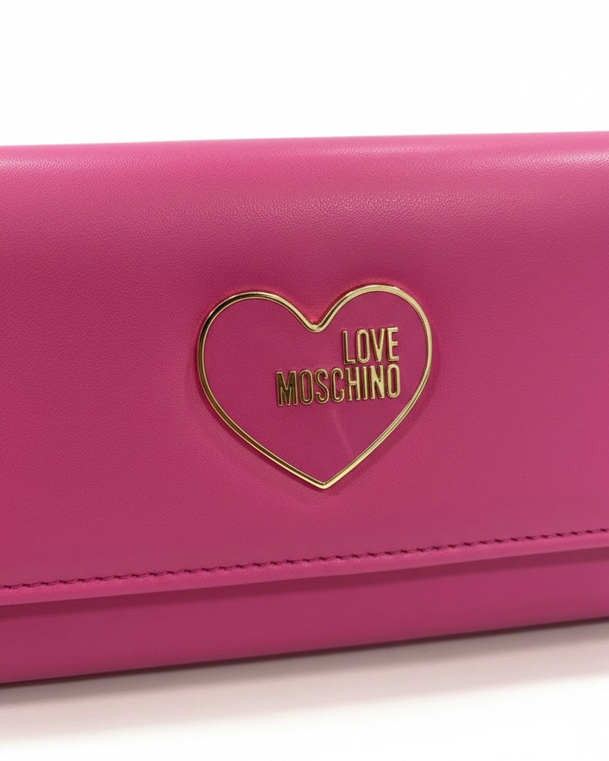 Borsa pochette fucsia Love Moschino in similpelle con logo dorato all'interno di un cuore - dettalio logo.