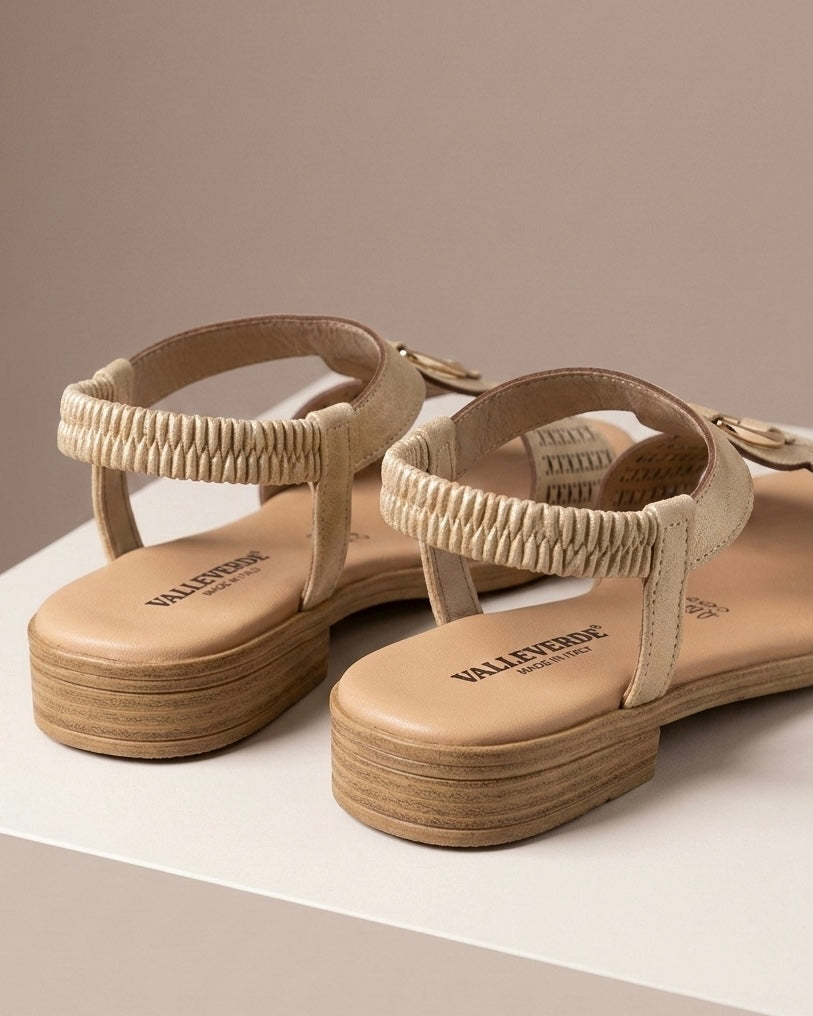 Sandali bassi Valleverde color oro con fascia anteriore traforata a laser ed effetto brillantinato luminoso, cinturino elastico e plantare anatomico-retro.
