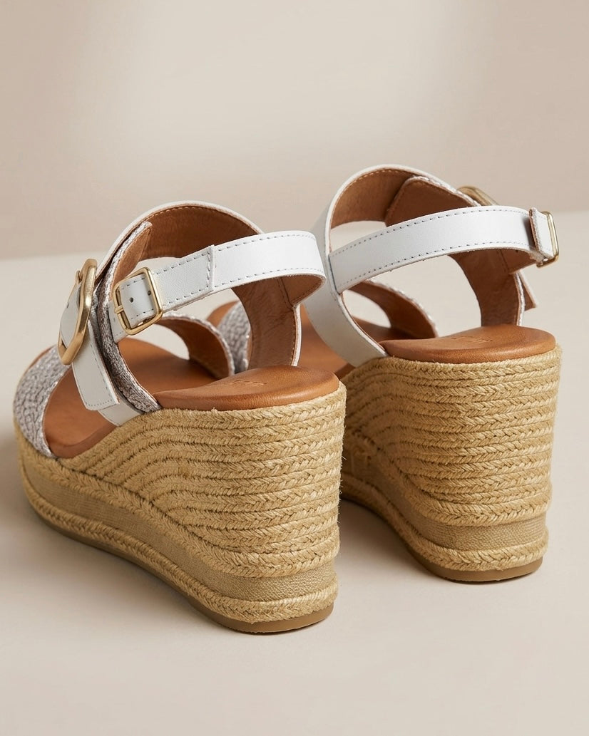 Sandali in vera pelle bianca con zeppa alta in corda e fascia anteriore intrecciata silver-retro.