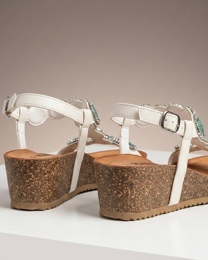 Sandali bassi da donna marca Igi&Co con grandi pietre circolari verdi screziate e cristalli luminosi, cinturino bianco e suola anatomica in sughero-retro