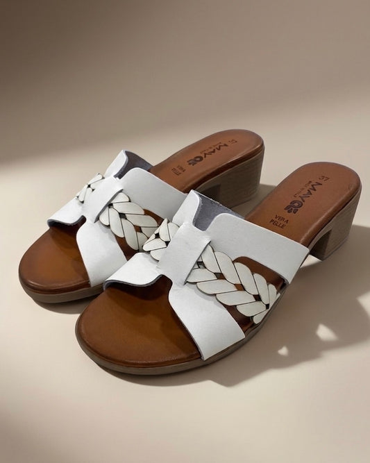 Sandali sabot in vera pelle bianca Made in Italy con tacco largo medio, pianta cuoio e fascia frontale con dettaglio a treccia - Buttò Calzature.
