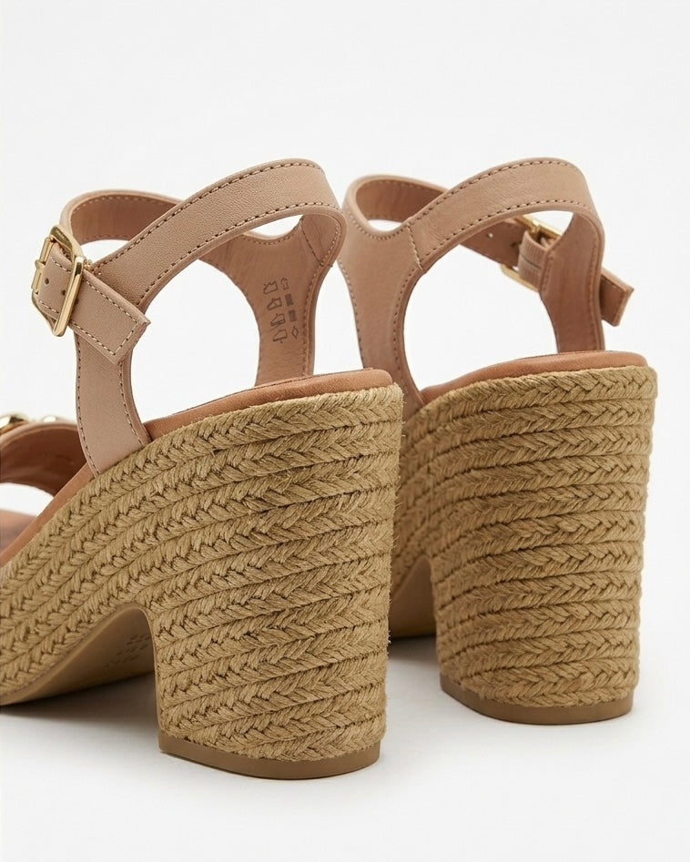 Sandali alti color beige nude con fascia singola sul davanti impreziosita da un morsetto dorato lavorato, tacco largo, plateau e cinturino alla caviglia - Buttò Calzature - retro.