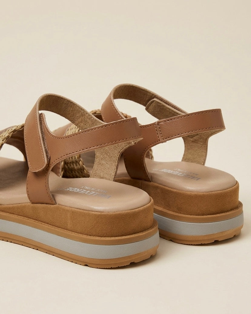 Sandali donna Valleverde color cuoio con fascia in paglia intrecciata, maxi fibbia tonda rivestita e suola platform sportiva bicolore-retro.