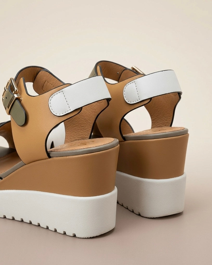 Sandali donna Stonefly con zeppa platform bianca, fasce in pelle bianca, cuoio e fango con grandi fibbie dorate logate-retro