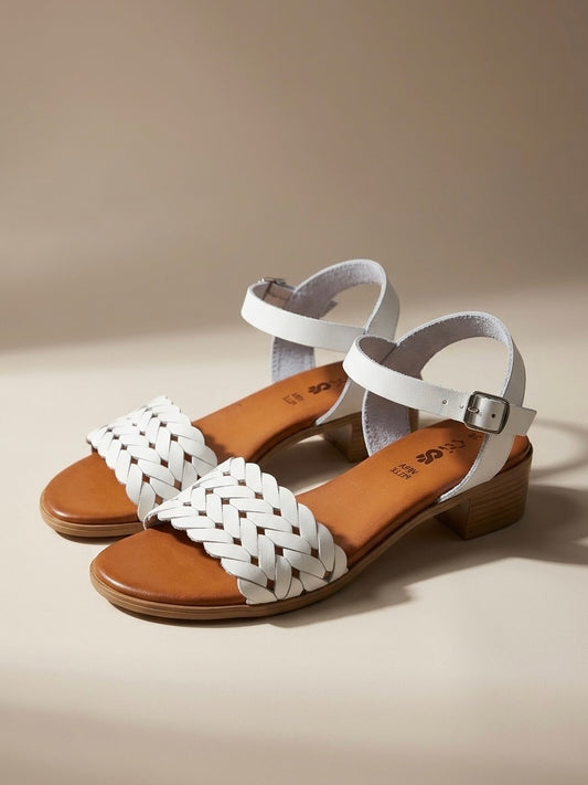 Sandalo basso donna in vera pelle bianca con fascia frontale intrecciata cinturino alla caviglia e plantare memory foam Buttò Calzature.