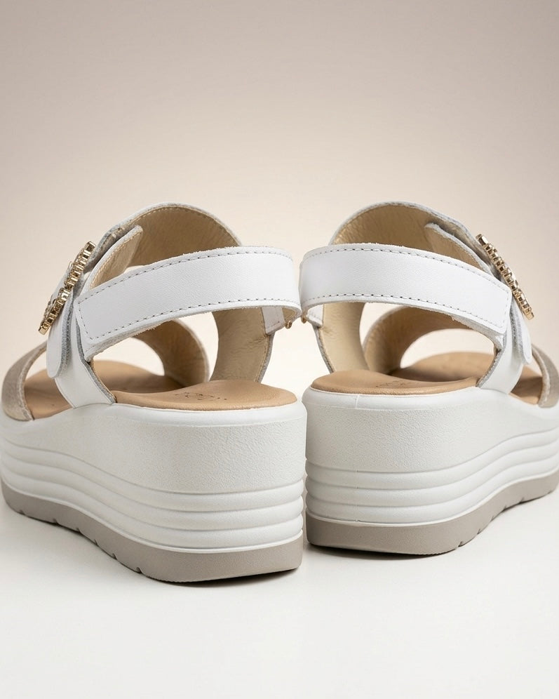 Sandali donna Igi&Co con zeppa platform bianca, fascia anteriore oro laminato e cinturino alla caviglia con fibbia rettangolare ricoperta di strass-retro.