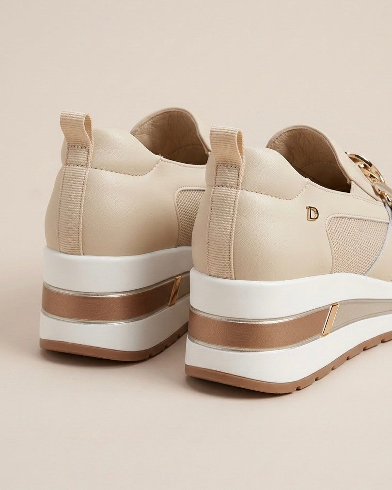 Sneakers slip-on marca Donna Serena color beige sabbia, con maxi morsetto dorato sulla parte frontale, inserti in mesh e suola platform alta-retro.
