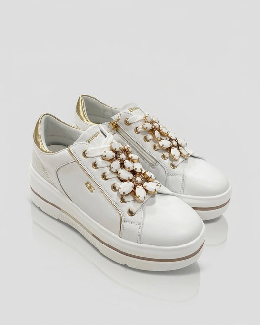 Sneakers platform Donna Serena in pelle bianca con finiture oro e pietre gioiello floreali sui lacci.