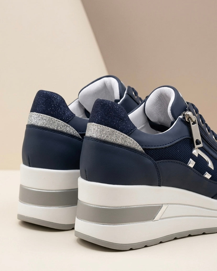 Sneakers da donna Donna Serena color blu navy con zeppa alta bicolore, tomaia in tessuto tecnico e pelle, zip laterale e logo metallico-retro.