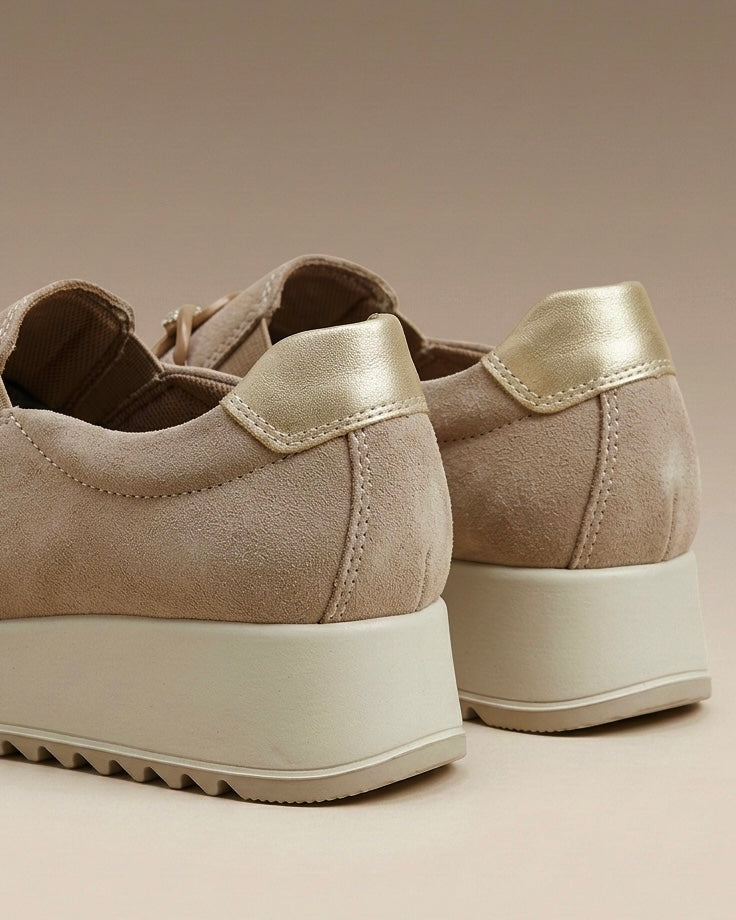 Sneakers slip-on da donna marca iMac in morbido camoscio color taupe/fango, con accessorio a catena dorata e strass, suola platform beige-retro