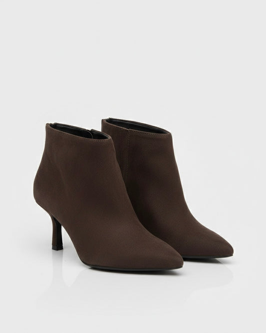 Tronchetti scamosciati marroni a punta con tacco sottile medio e design essenziale alla caviglia.