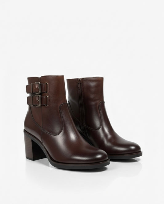 Stivaletti marrone scuro in pelle liscia con doppio cinturino laterale, fibbie metalliche brunite e tacco largo effetto legno.