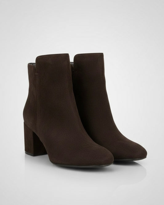 Stivaletti marroni scamosciati con tacco largo medio, punta arrotondata e chiusura con zip laterale.