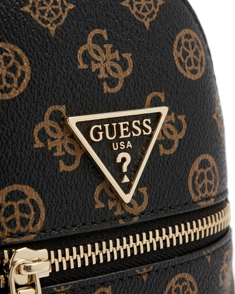 Zaino da donna brand GUESS color marrone scuro con stampa logo 4G all-over, tre tasche con zip dorate e logo a triangolo frontale-dettaglio.