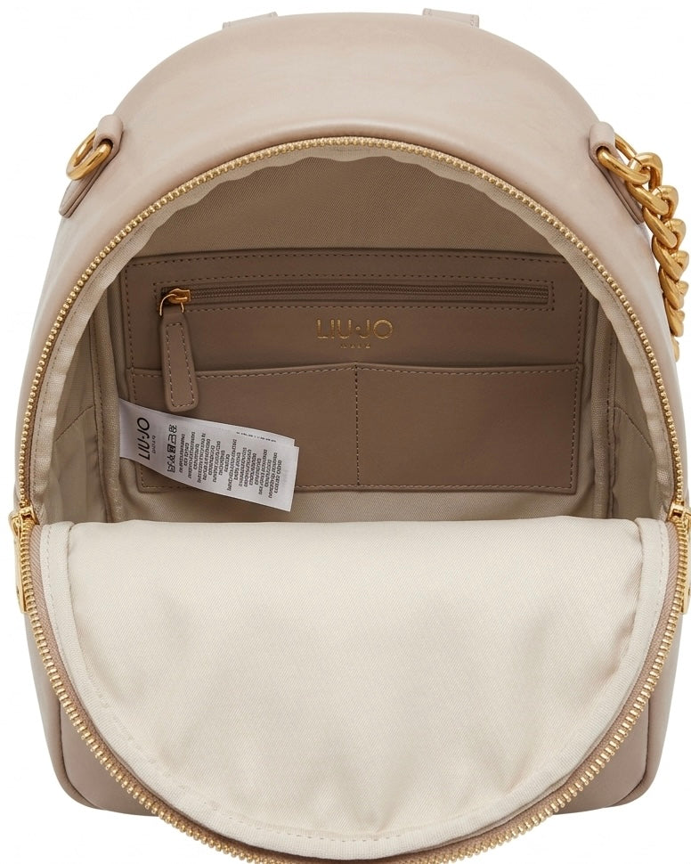 Zaino donna Liu Jo color tortora con maxi catena dorata decorativa, logo gioiello frontale e doppia zip-interno.