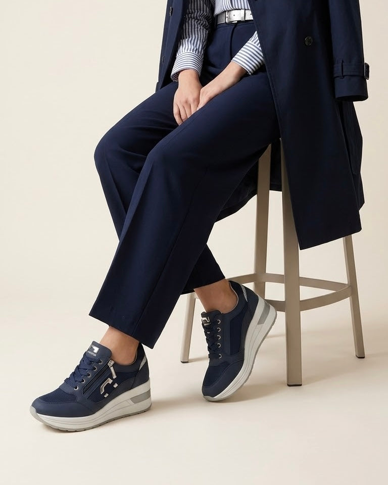 Sneakers da donna Donna Serena color blu navy con zeppa alta bicolore, tomaia in tessuto tecnico e pelle, zip laterale e logo metallico - modella.