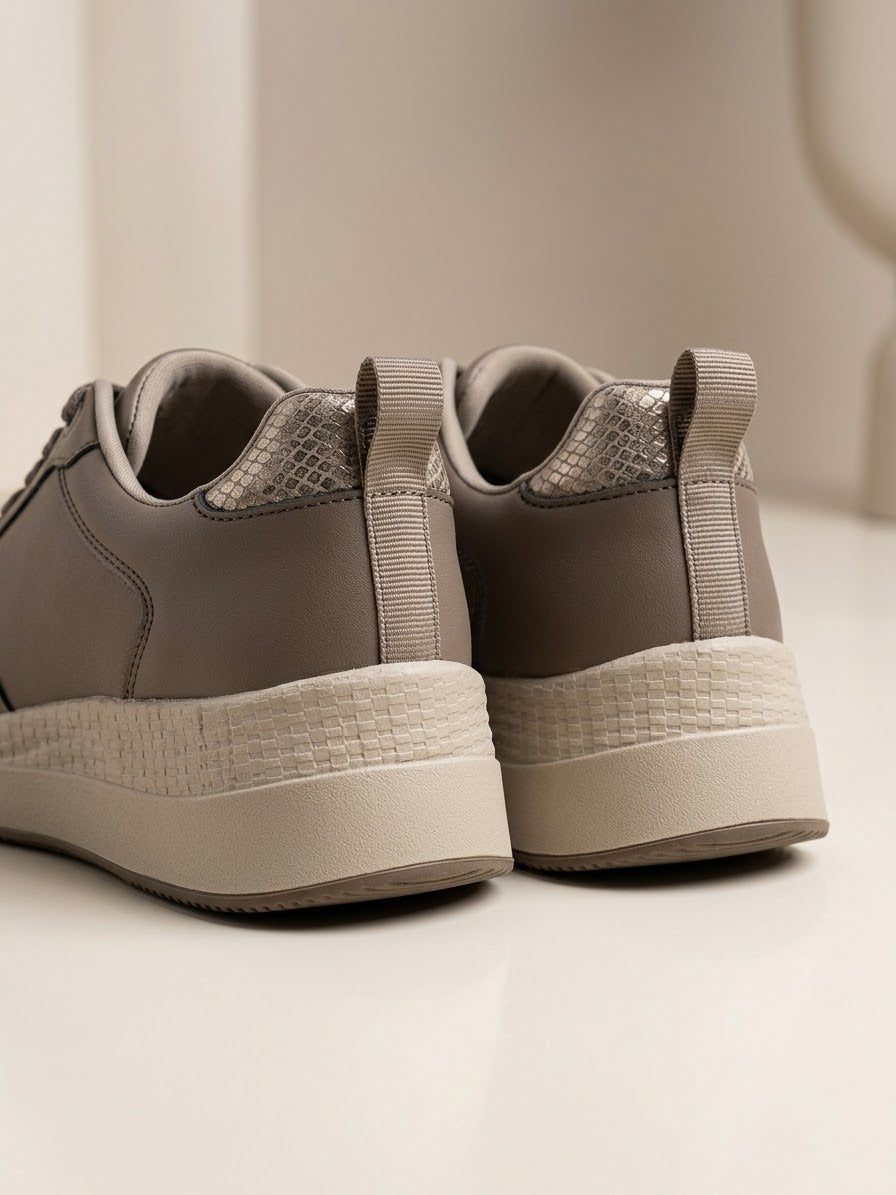 Sneakers donna Donna Serena brevetto DS Gel in tonalità taupe con logo D dorato e suola ammortizzata - Buttò Calzature - retro.