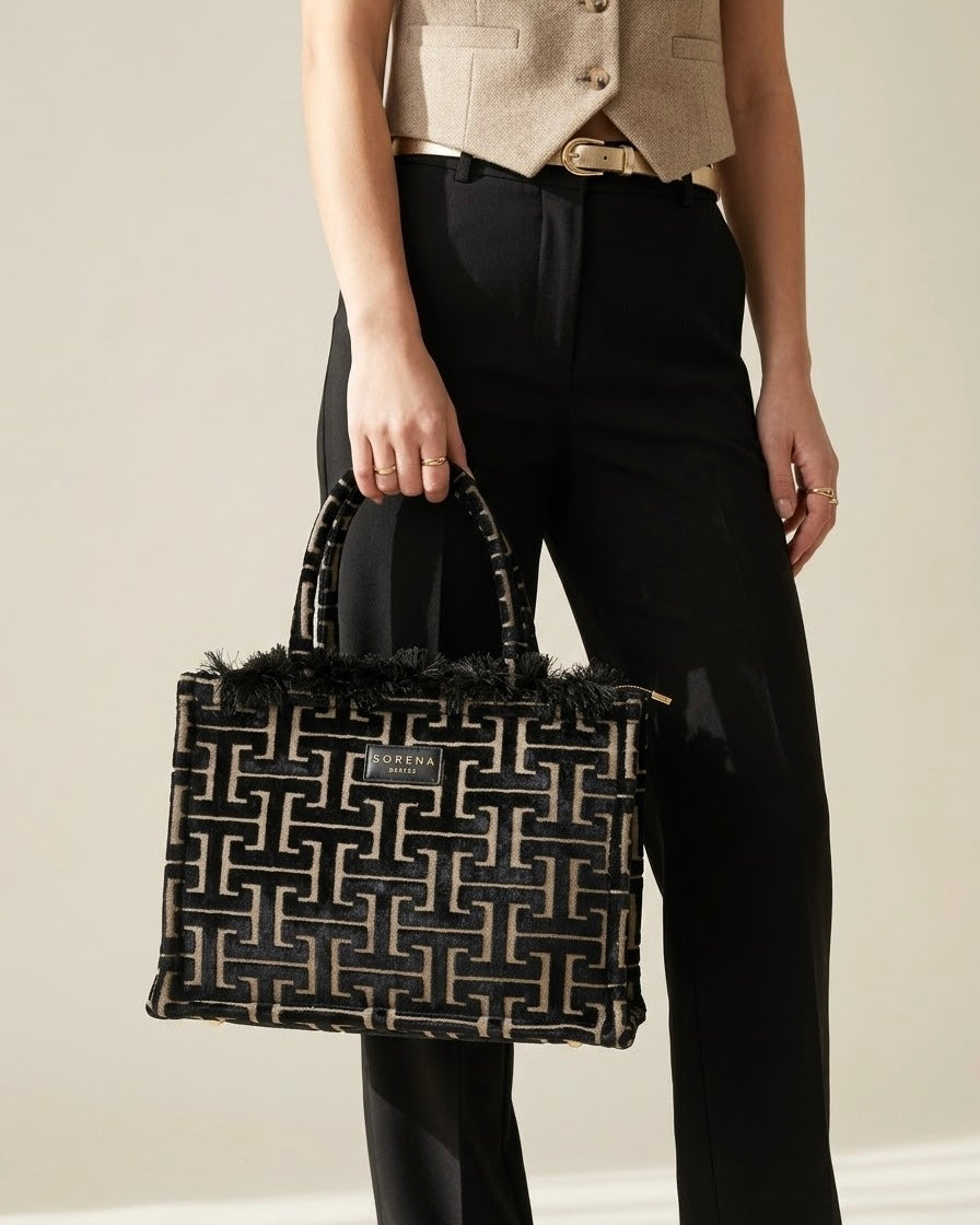 Borsa a mano Sorena prodotta in Grecia in tessuto jacquard vellutato con motivo geometrico greco nero e manici scuri - Buttò Calzature - modella.