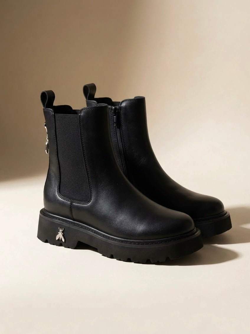 Stivaletti chelsea da donna Patrizia Pepe in vera pelle liscia nera con elastico laterale, Fly gioiello posteriore e suola chunky carrarmato - Buttò Calzature.