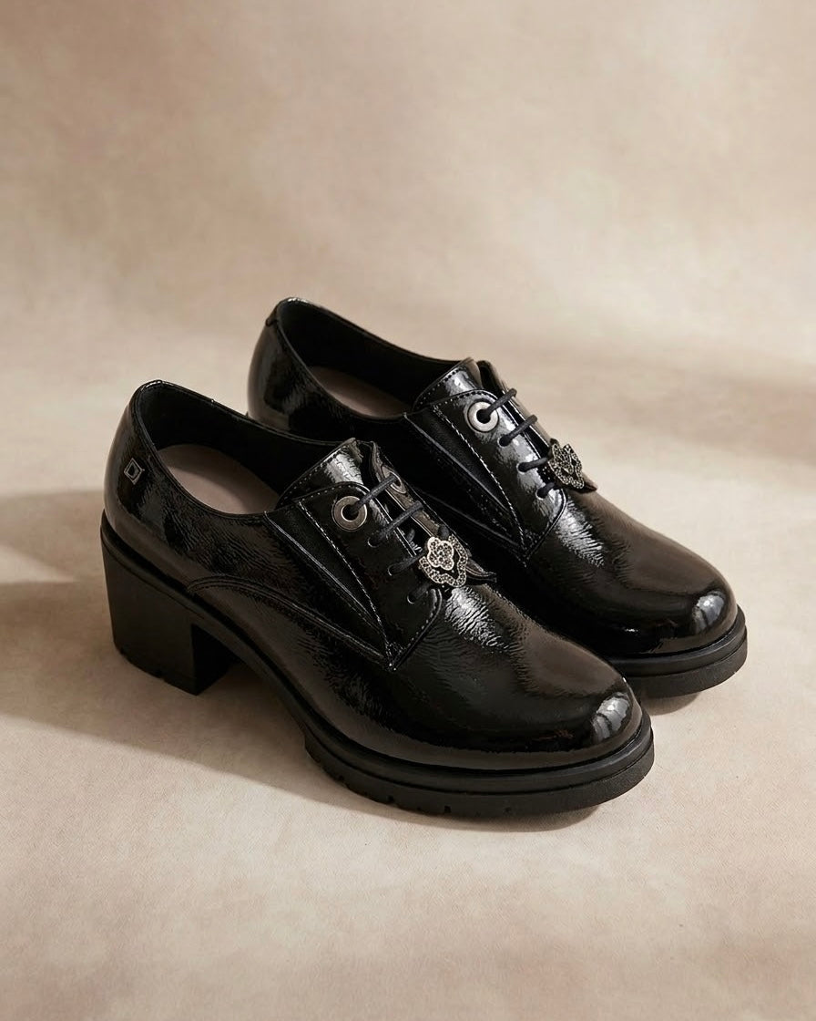 Scarpe stringate da donna Donna Serena in vera pelle verniciata nero lucido con tacco largo, suola roccia e accessorio fiore con strass - Buttò Calzature.