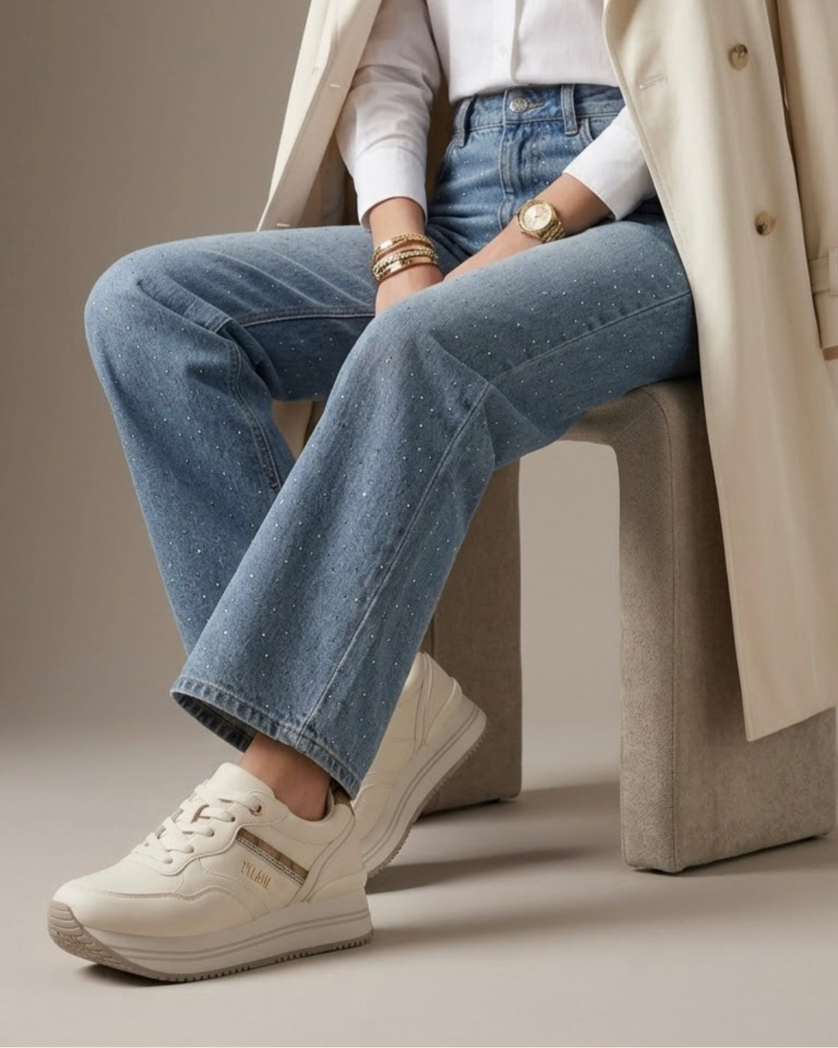 Sneakers donna panna Alviero Martini 1ª Classe con zeppa platform, logo dorato laterale e inserti in stampa mappa Geo Classic - modella.