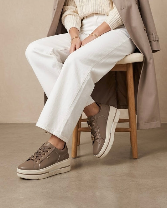 Sneakers donna Donna Serena in vera pelle tortora con zeppa platform beige, dettagli gioiello sui lacci e logo DS dorato - Buttò Calzature - modella.
