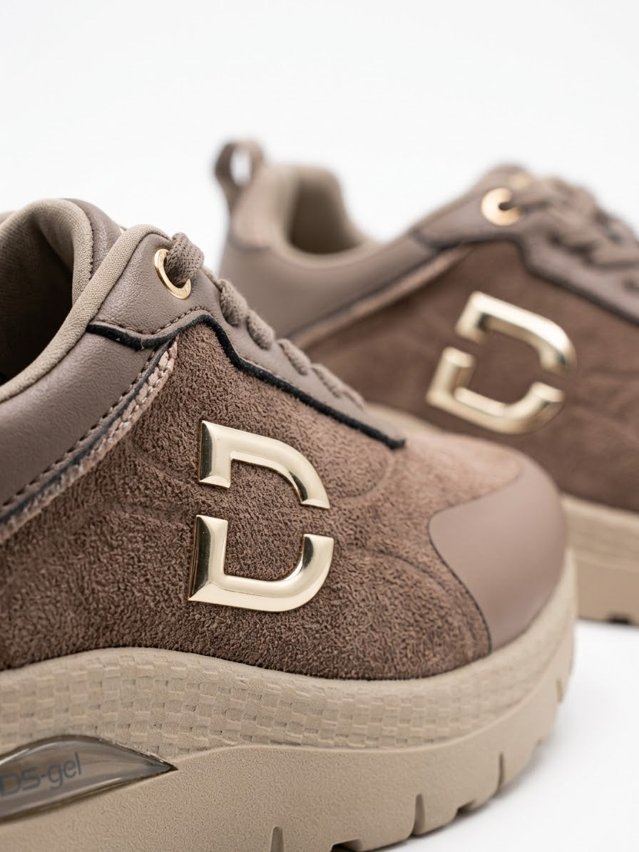 Sneakers donna Donna Serena brevetto DS Gel in tonalità taupe con logo D dorato e suola ammortizzata - Buttò Calzature - dettaglio.