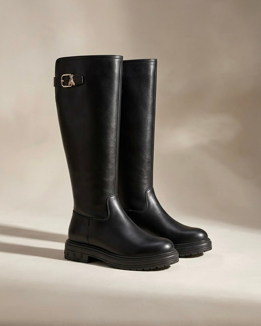 Stivali alti al ginocchio donna Patrizia Pepe in vera pelle liscia nera con cinturino, fibbia dorata, Fly gioiello e suola chunky - Buttò Calzature.