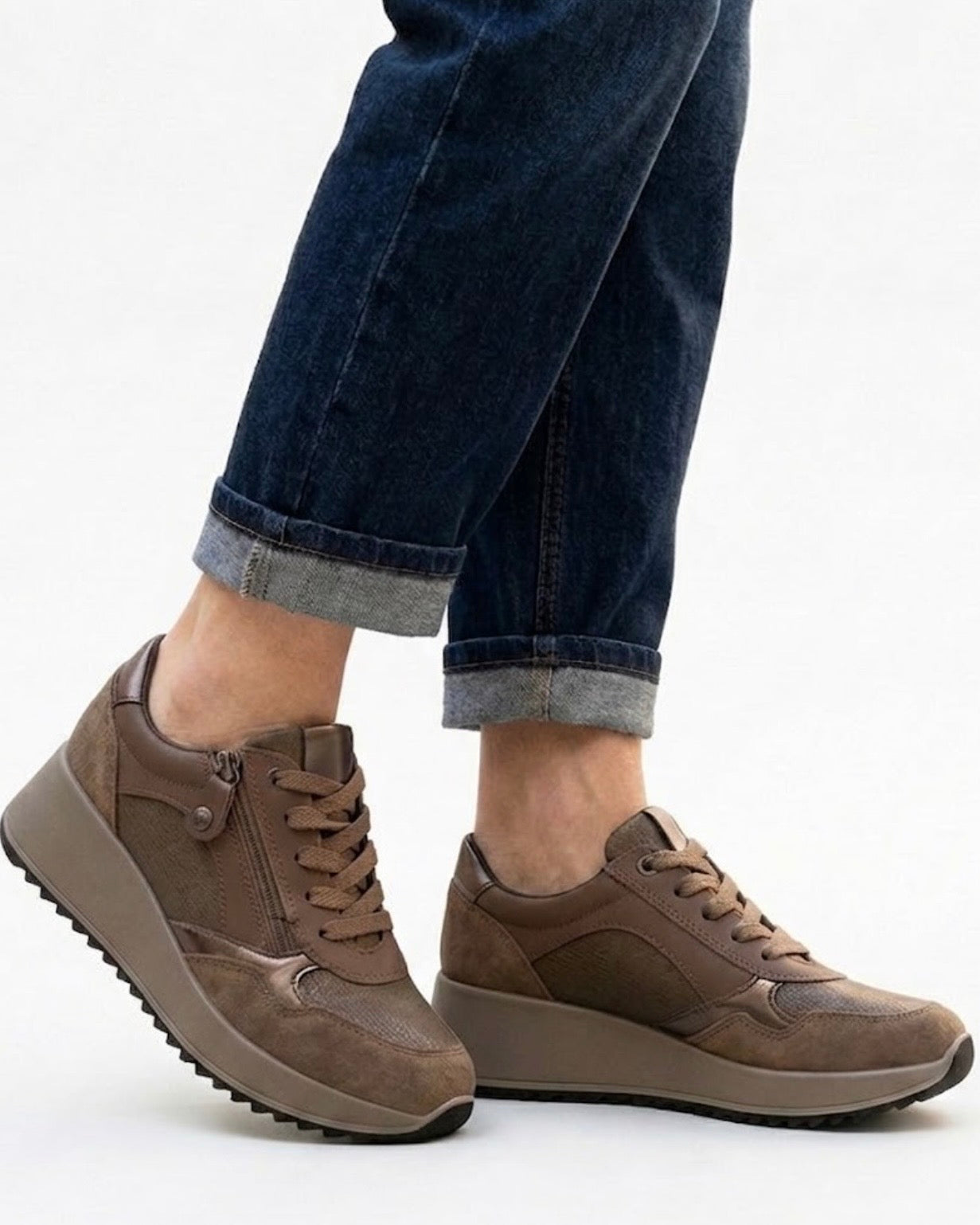 Sneakers da donna brand IMAC in pelle bronzo metallizzato e camoscio taupe, con lacci piatti e pratica zip laterale su suola platform beige - indossati.
