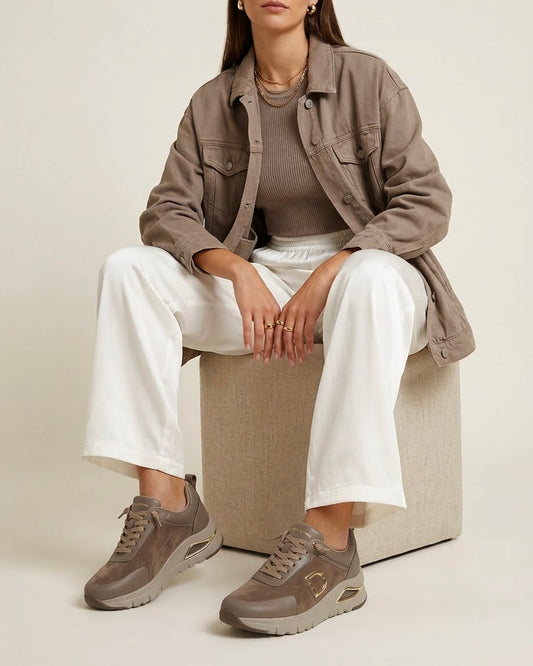 Sneakers donna Donna Serena brevetto DS Gel in tonalità taupe con logo D dorato e suola ammortizzata - Buttò Calzature - modella.