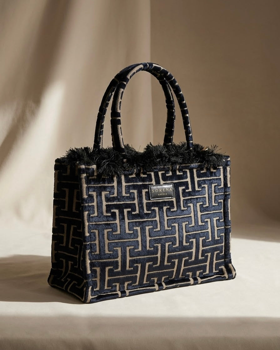 Borsa a mano Sorena prodotta in Grecia in tessuto jacquard vellutato con motivo geometrico greco nero e manici scuri - Buttò Calzature.