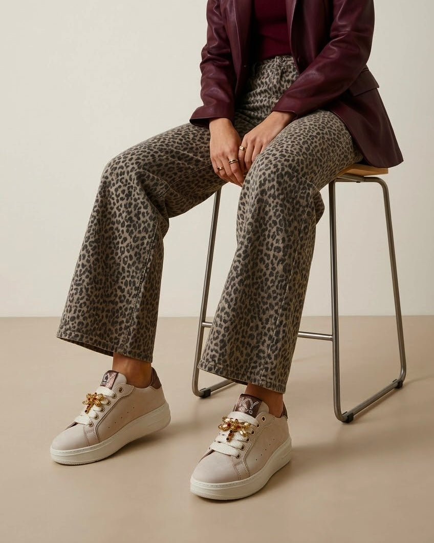 Sneakers platform Keys donna color cipria con dettagli bronzo e farfalla gioiello sui lacci - indossate - modella.