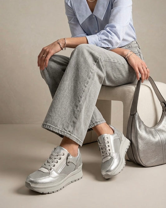 Sneakers da donna brand iMac color argento metallizzato, suola platform bianca, inserti in mesh e pratica zip laterale per una calzata facilitata - modella.