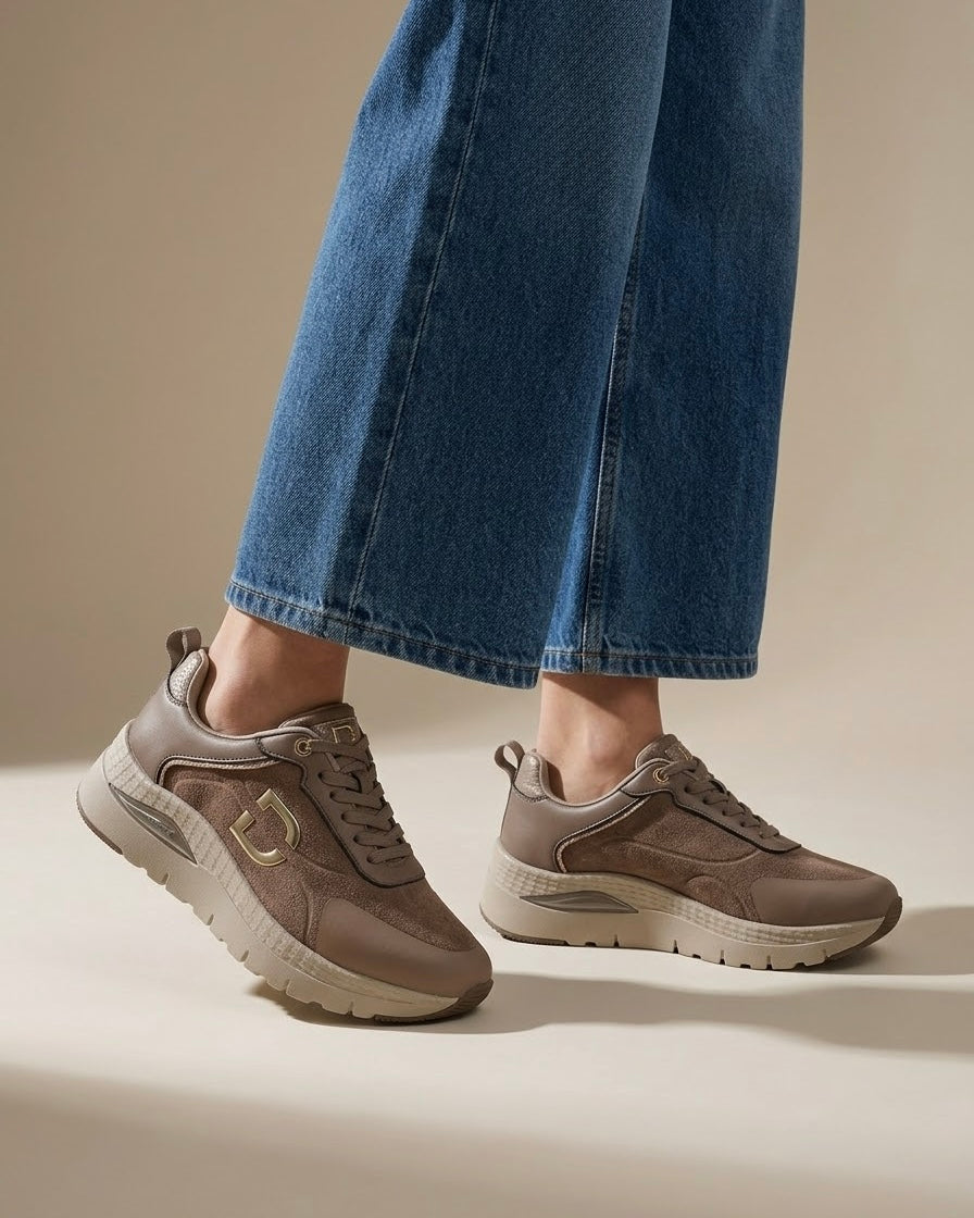 Sneakers donna Donna Serena brevetto DS Gel in tonalità taupe con logo D dorato e suola ammortizzata - Buttò Calzature - indossate.