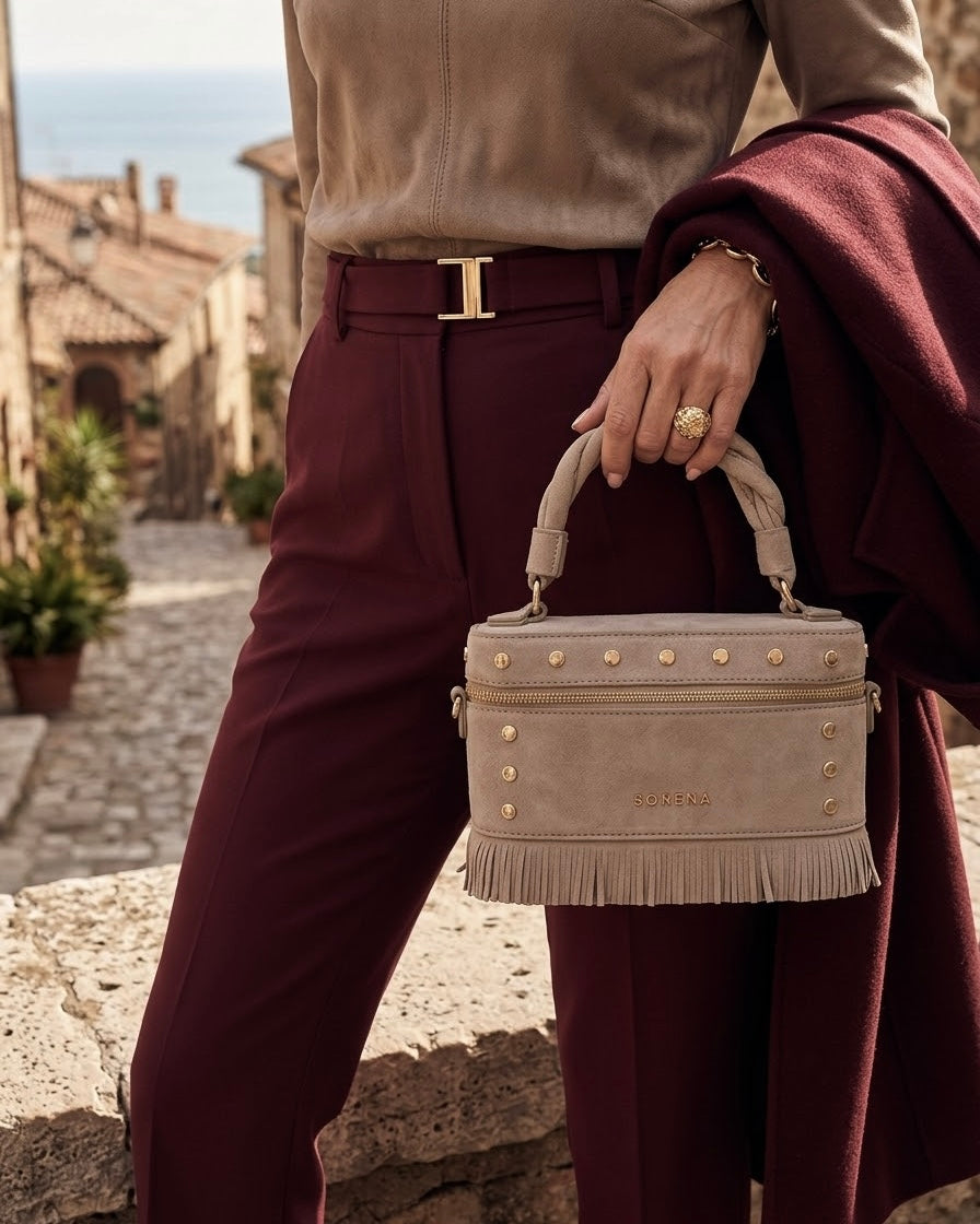 Borsa bauletto a mano e tracolla Sorena prodotta in Grecia in camoscio grigio con manico intrecciato, borchie e frange - Buttò Calzature - modella.