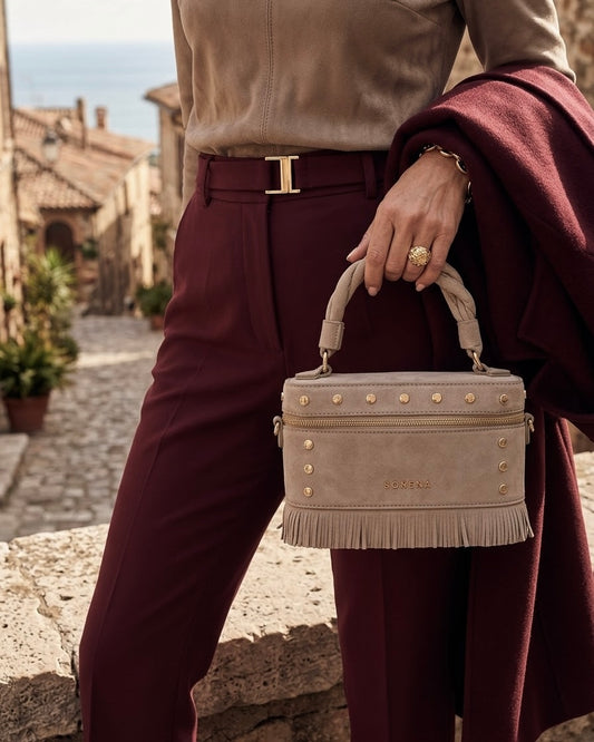 Borsa bauletto a mano e tracolla Sorena prodotta in Grecia in camoscio grigio con manico intrecciato, borchie e frange - Buttò Calzature - modella.