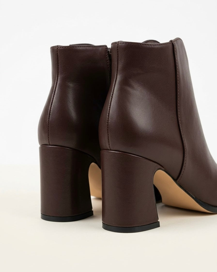 Stivaletti tronchetti da donna Kiss colore caffè con punta affusolata, tacco medio comodo e zip interna - Buttò Calzature - retro.