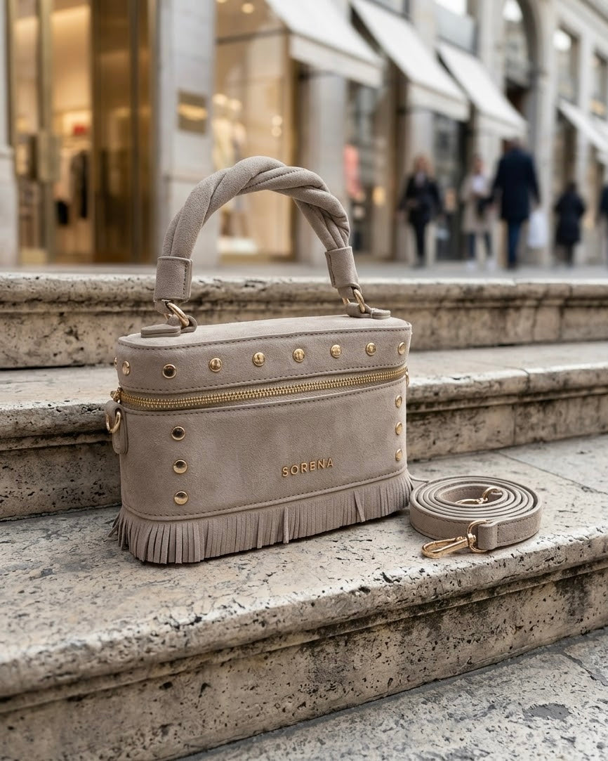 Borsa bauletto a mano e tracolla Sorena prodotta in Grecia in camoscio grigio con manico intrecciato, borchie e frange - Buttò Calzature.