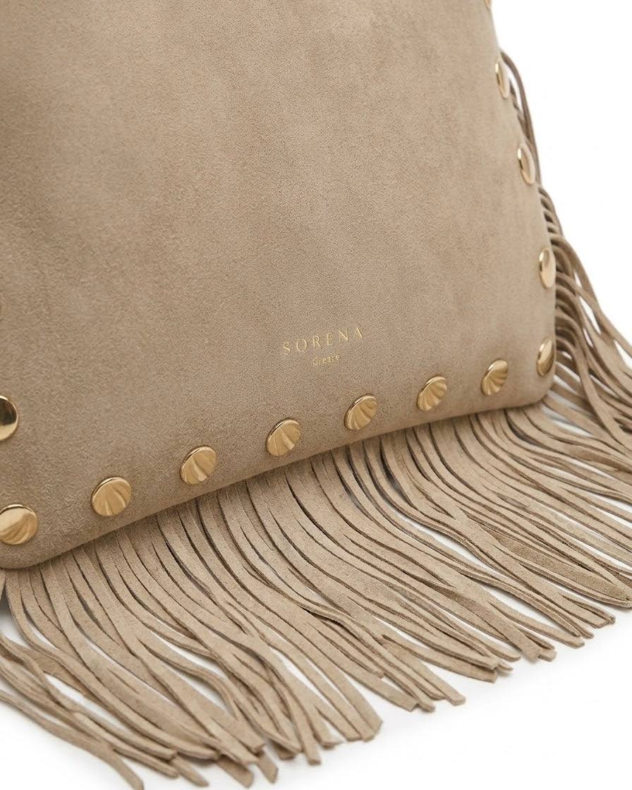 Borsa a spalla Sorena prodotta in Grecia in camoscio beige tortora con borchie metalliche dorate e frange laterali - Buttò Calzature - logo.