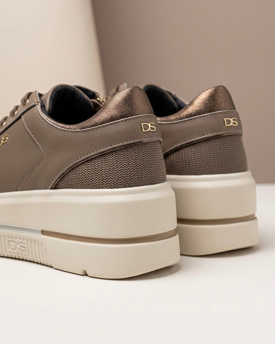 Sneakers donna Donna Serena in vera pelle tortora con zeppa platform beige, dettagli gioiello sui lacci e logo DS dorato - Buttò Calzature - retro.