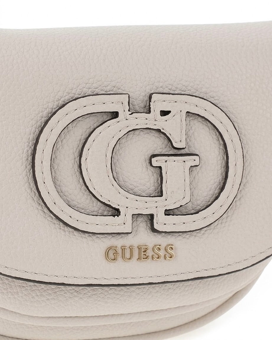 Borsa a tracolla compatta Guess color ghiaccio con logo frontale traforato e tracolla regolabile, vista frontale su sfondo bianco - logo.