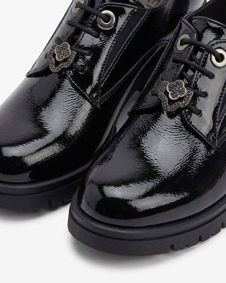 Scarpe stringate da donna Donna Serena in vera pelle verniciata nero lucido con tacco largo, suola roccia e accessorio fiore con strass - Buttò Calzature - dettaglio.