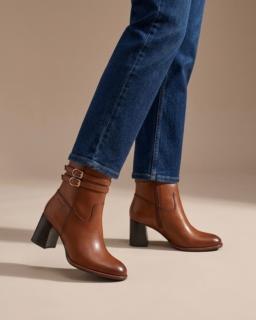Stivaletti tronchetti Tamaris in vera pelle cuoio con tacco largo e doppi cinturini con fibbie dorate - Buttò Calzature - indossati.
