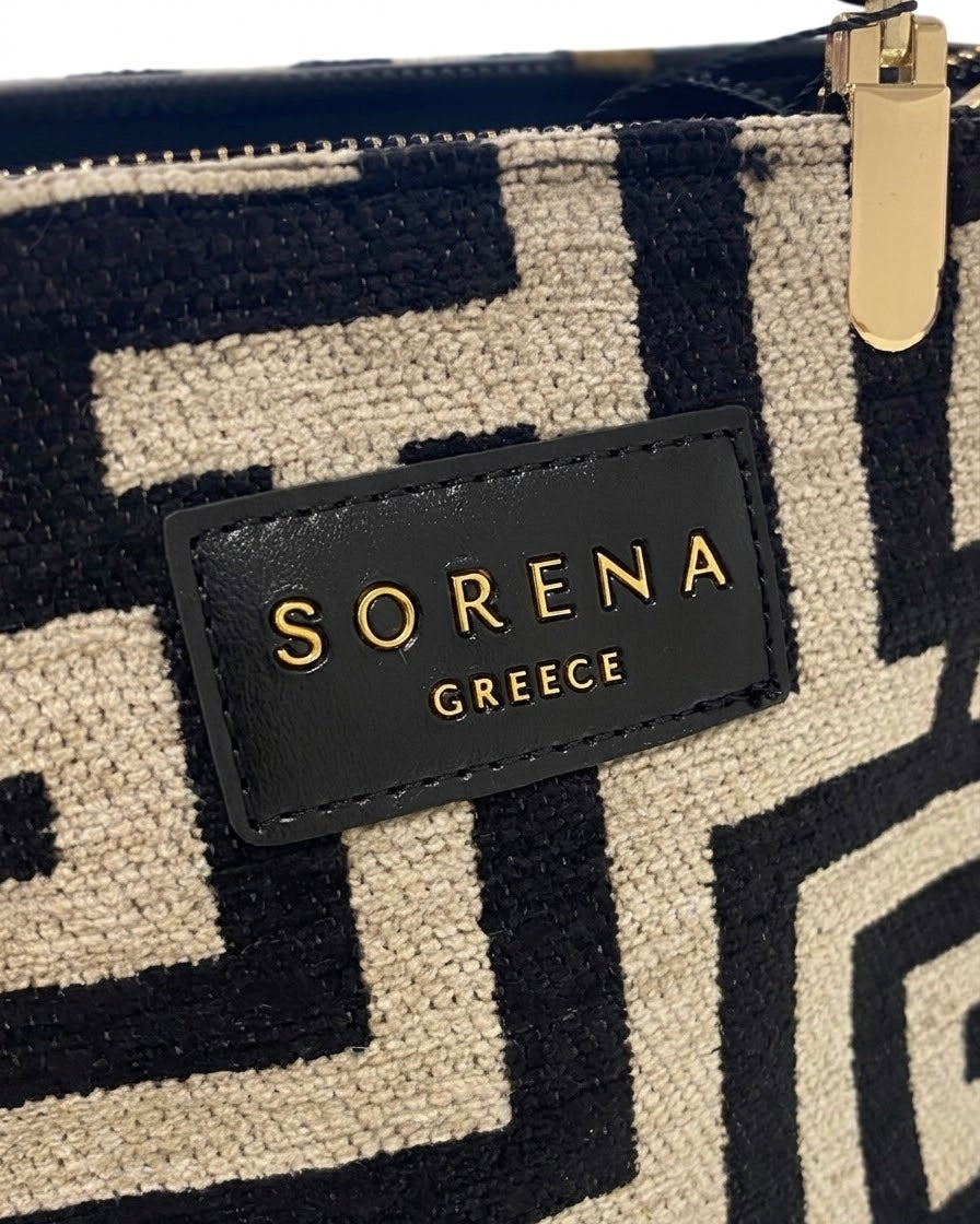 Borsa a mano Sorena prodotta in Grecia in tessuto jacquard con motivo geometrico greco nero e beige, manici neri e tracolla a catena dorata - Buttò Calzature - logo.