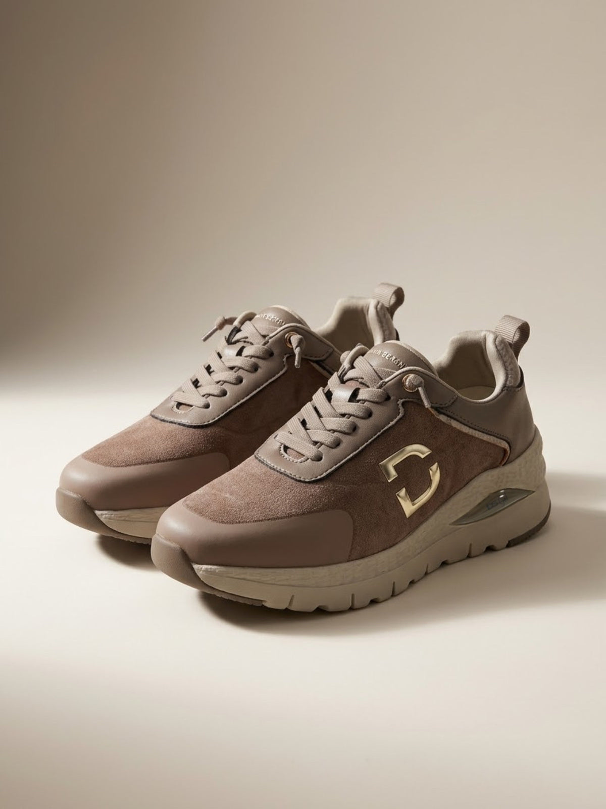 Sneakers donna Donna Serena brevetto DS Gel in tonalità taupe con logo D dorato e suola ammortizzata - Buttò Calzature.